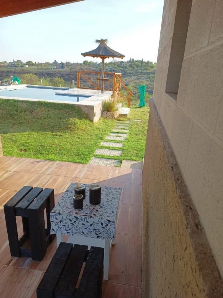 CASA CON PILETA EN VENTA - VILLA SANTA CRUZ DEL LAGO, CORDOBA.