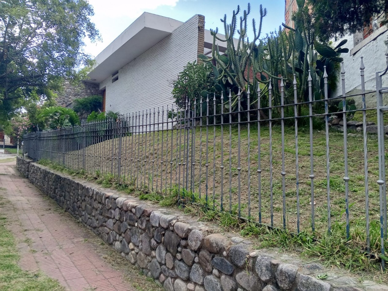 VENDO CASA DE TRES DORMITORIOS MAS 1 DE SERVICIO C/ BAÑO EN B° PARQUE CHACABUCO