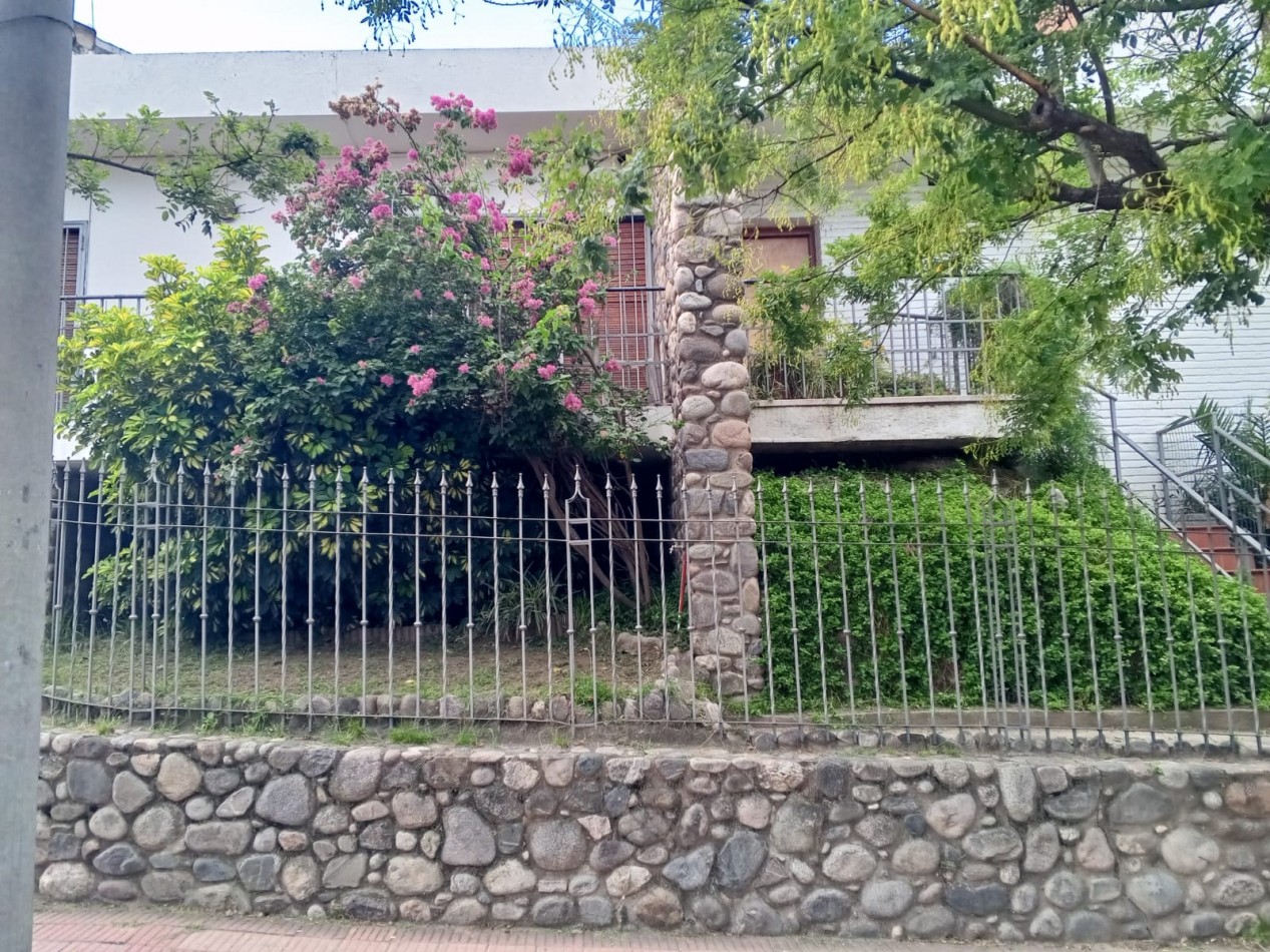 VENDO CASA DE TRES DORMITORIOS MAS 1 DE SERVICIO C/ BAÑO EN B° PARQUE CHACABUCO