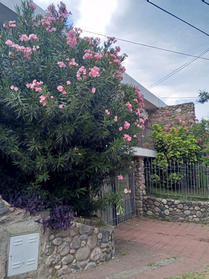 VENDO CASA DE TRES DORMITORIOS MAS 1 DE SERVICIO C/ BAÑO EN B° PARQUE CHACABUCO
