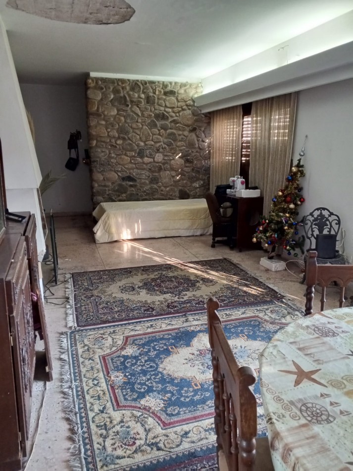 VENDO CASA DE TRES DORMITORIOS MAS 1 DE SERVICIO C/ BAÑO EN B° PARQUE CHACABUCO