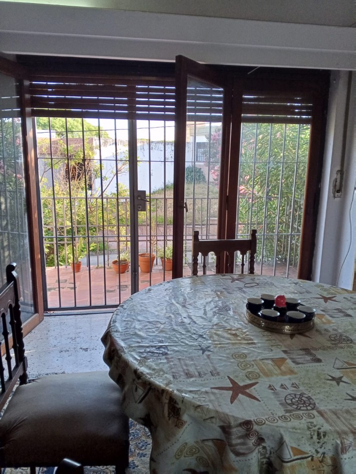 VENDO CASA DE TRES DORMITORIOS MAS 1 DE SERVICIO C/ BAÑO EN B° PARQUE CHACABUCO