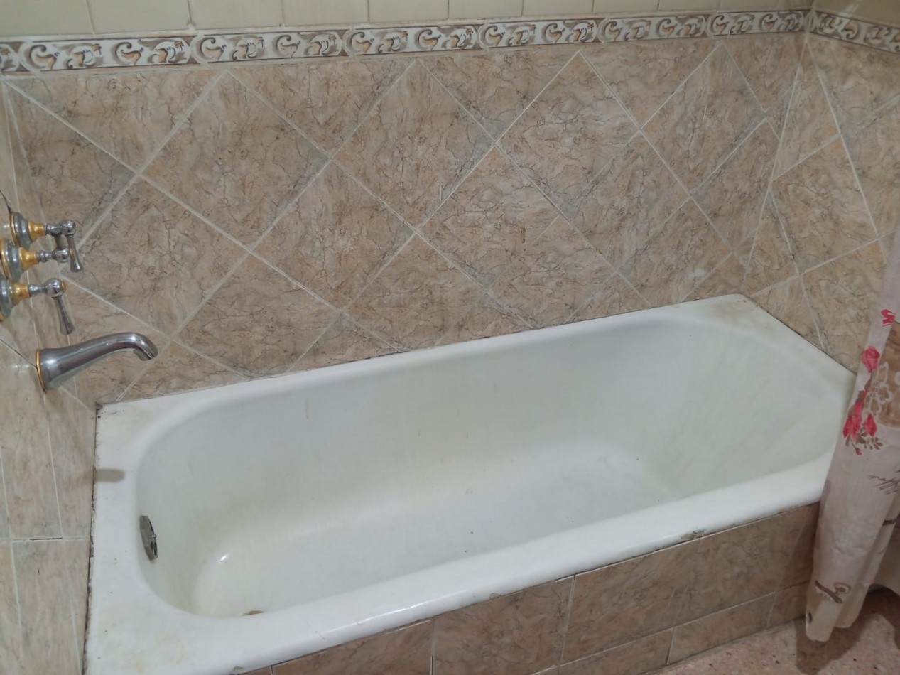 VENDO CASA DE TRES DORMITORIOS MAS 1 DE SERVICIO C/ BAÑO EN B° PARQUE CHACABUCO