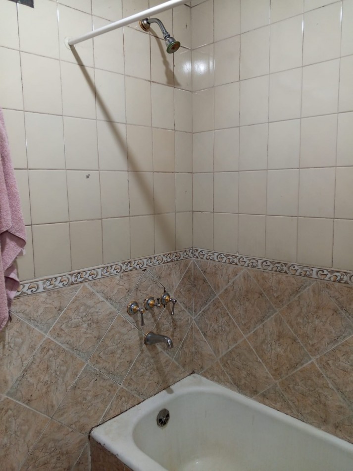 VENDO CASA DE TRES DORMITORIOS MAS 1 DE SERVICIO C/ BAÑO EN B° PARQUE CHACABUCO