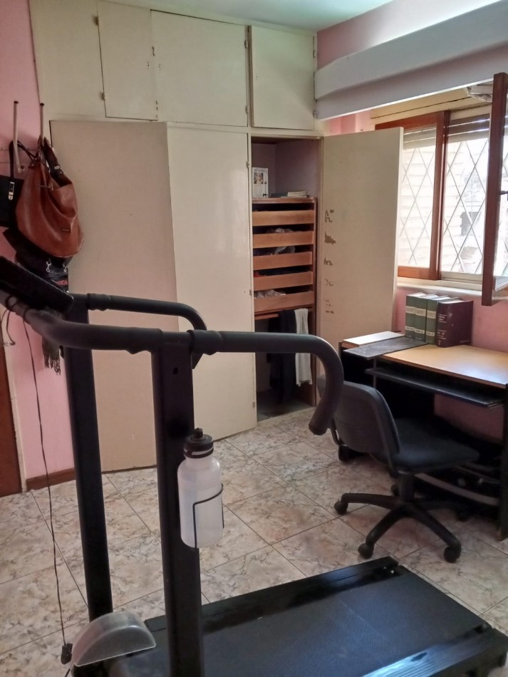 VENDO CASA DE TRES DORMITORIOS MAS 1 DE SERVICIO C/ BAÑO EN B° PARQUE CHACABUCO
