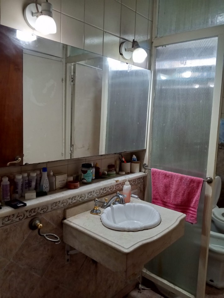 VENDO CASA DE TRES DORMITORIOS MAS 1 DE SERVICIO C/ BAÑO EN B° PARQUE CHACABUCO