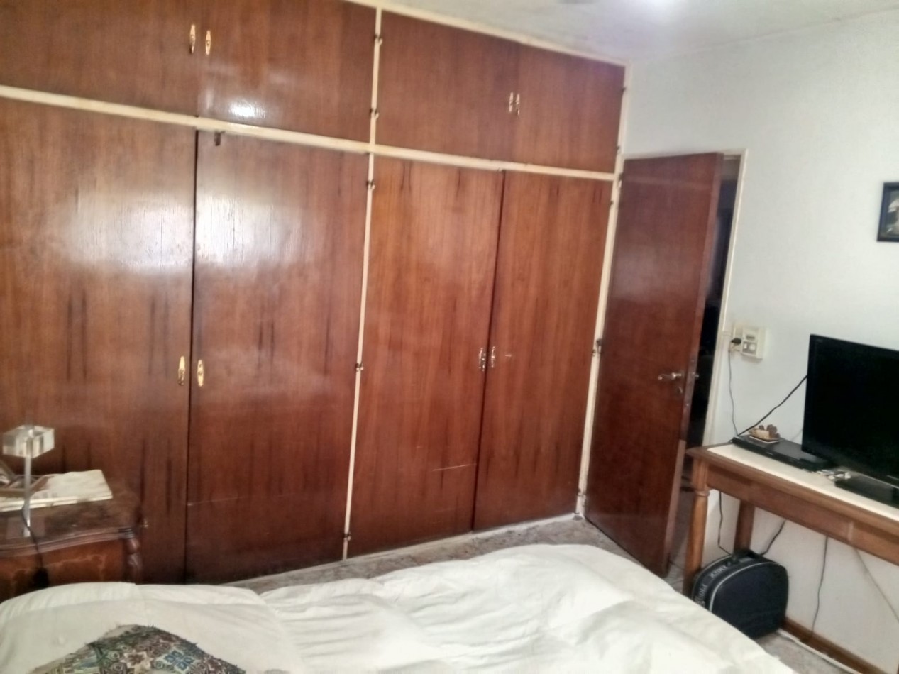 VENDO CASA DE TRES DORMITORIOS MAS 1 DE SERVICIO C/ BAÑO EN B° PARQUE CHACABUCO