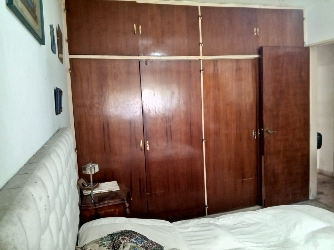VENDO CASA DE TRES DORMITORIOS MAS 1 DE SERVICIO C/ BAÑO EN B° PARQUE CHACABUCO