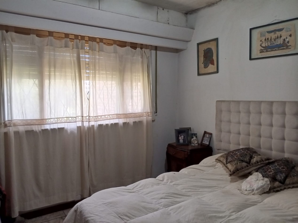 VENDO CASA DE TRES DORMITORIOS MAS 1 DE SERVICIO C/ BAÑO EN B° PARQUE CHACABUCO