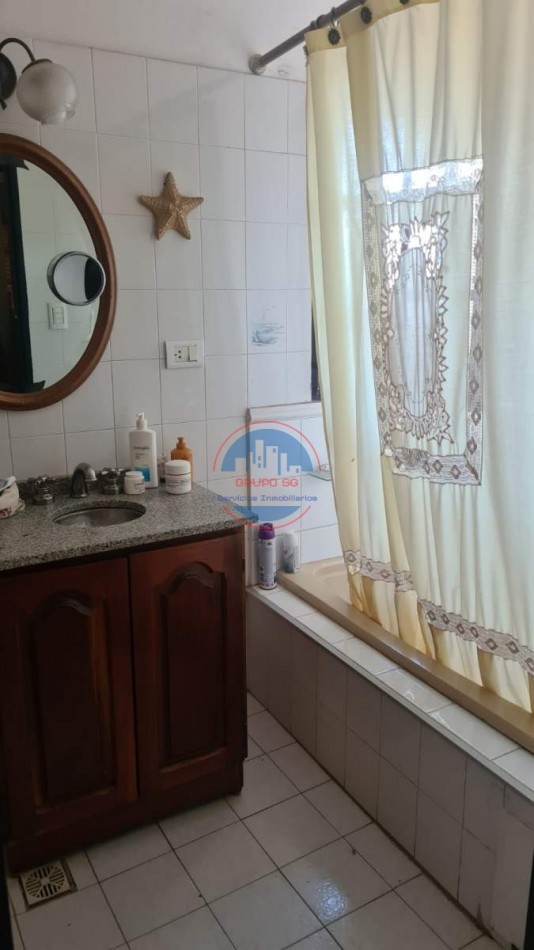 RECTA MARTINOLLI - CASA EN VENTA 4 DORMITORIOS CON PILETA.