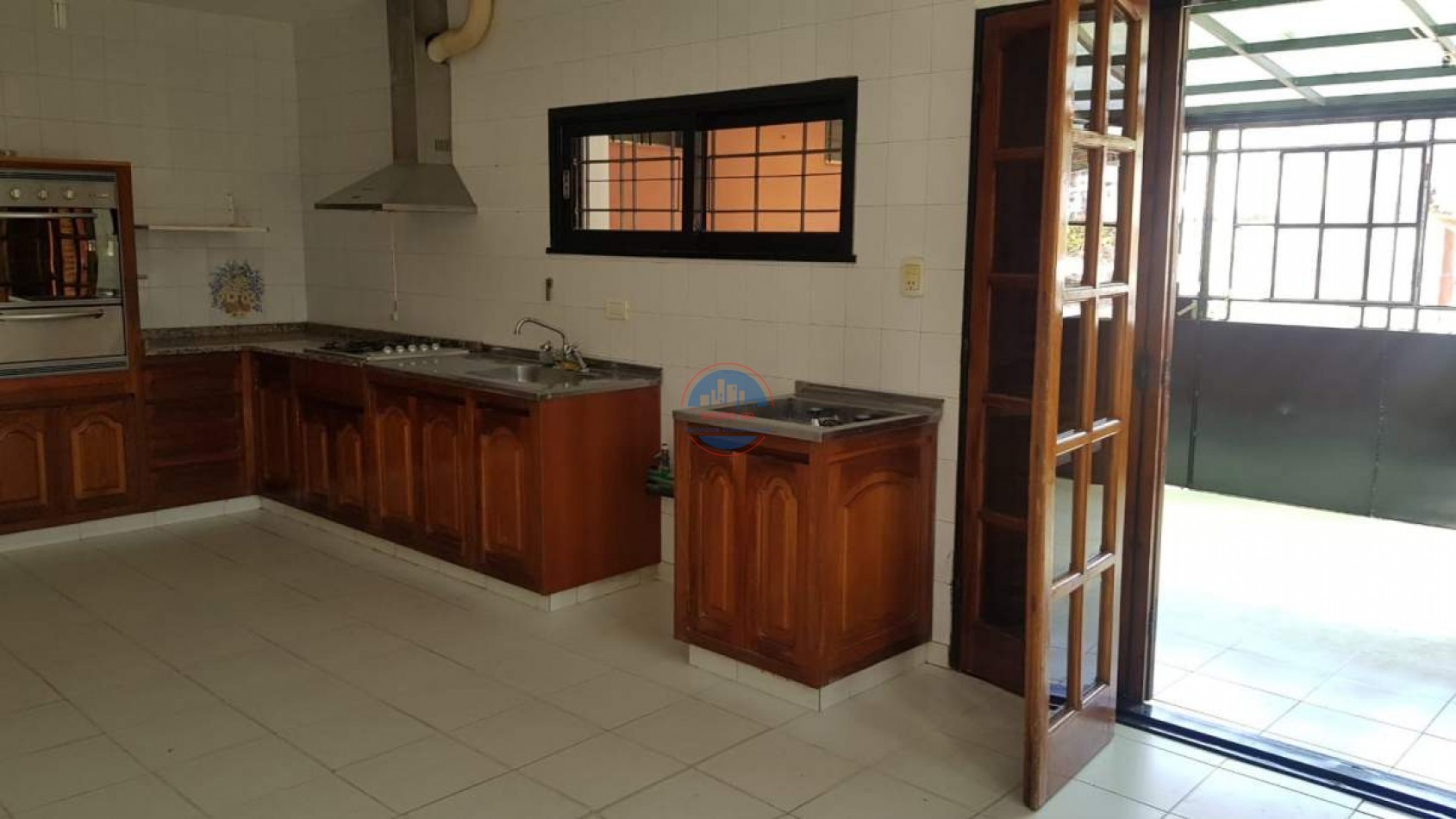 RECTA MARTINOLLI - CASA EN VENTA 4 DORMITORIOS CON PILETA.