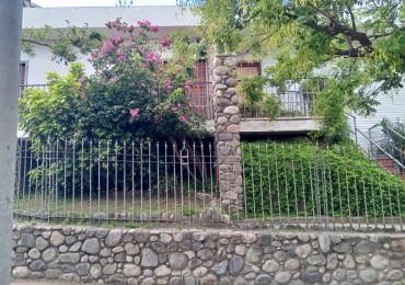 VENDO CASA DE TRES DORMITORIOS MAS 1 DE SERVICIO C/ BAÑO EN B° PARQUE CHACABUCO