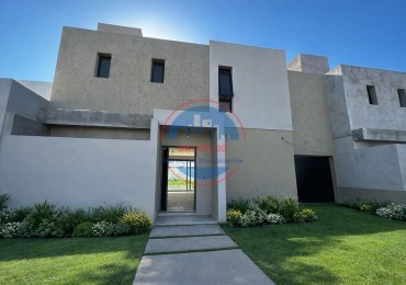 RINCONES DE MANANTIALES - CASA DE 3 DORMITORIOS Y COCHERA DOBLE.